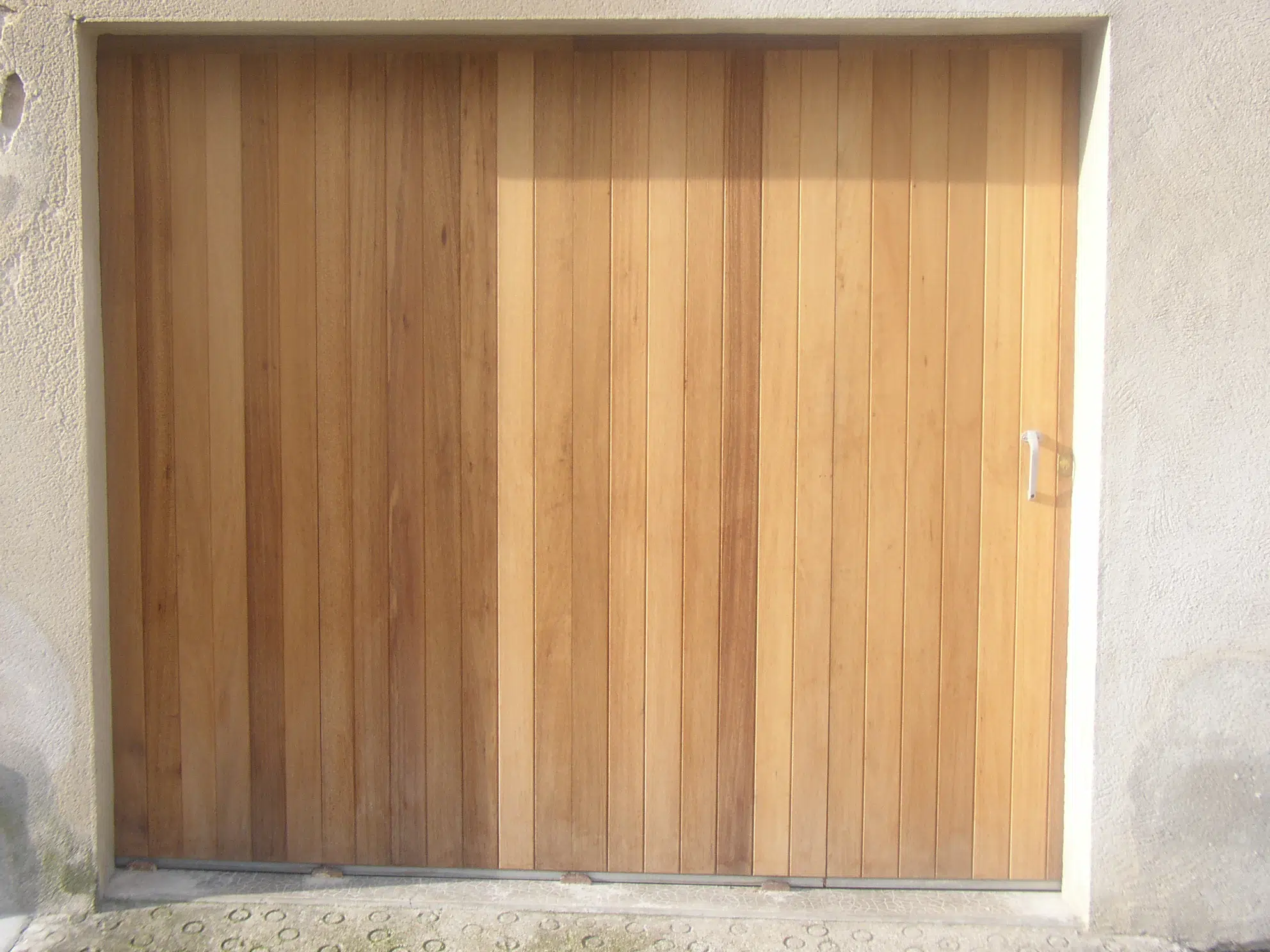 Porte de garage en bois moderne